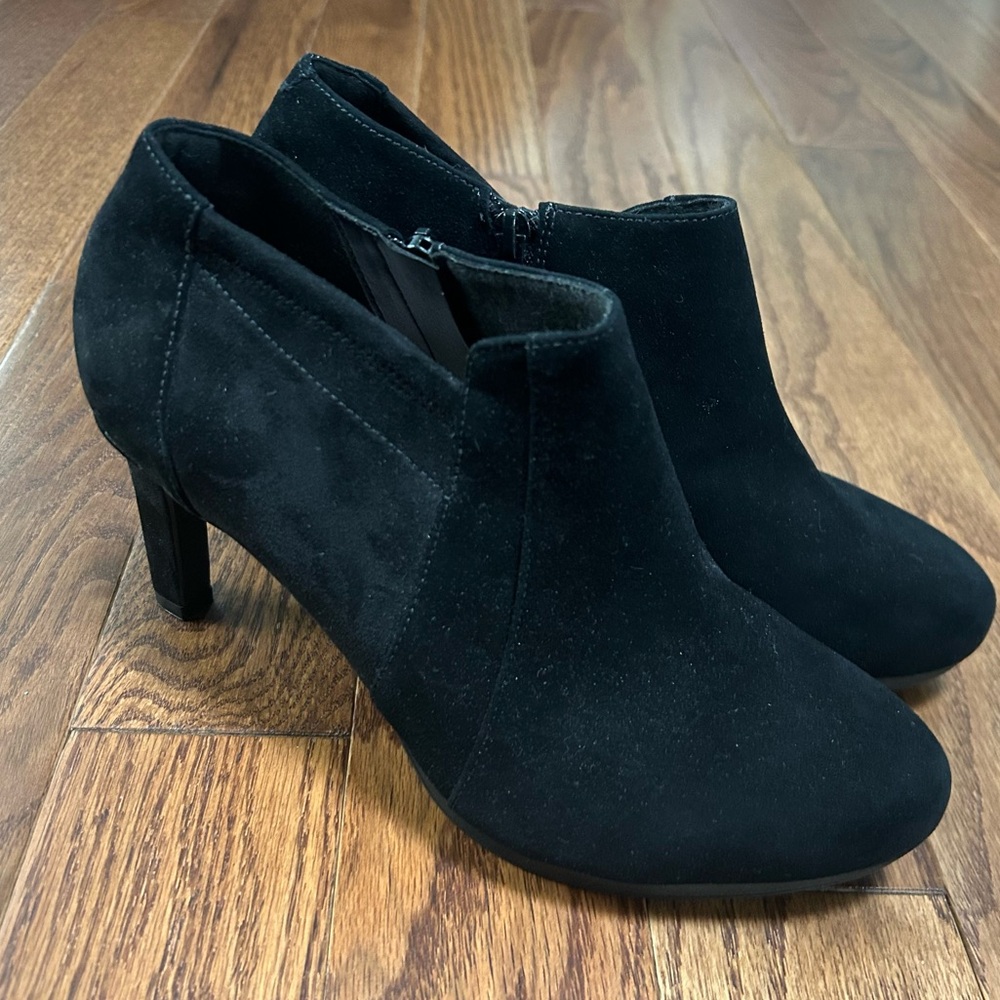 Clark’s Collection Faux Suede Black Women's Ankle Boots Booties - size 9